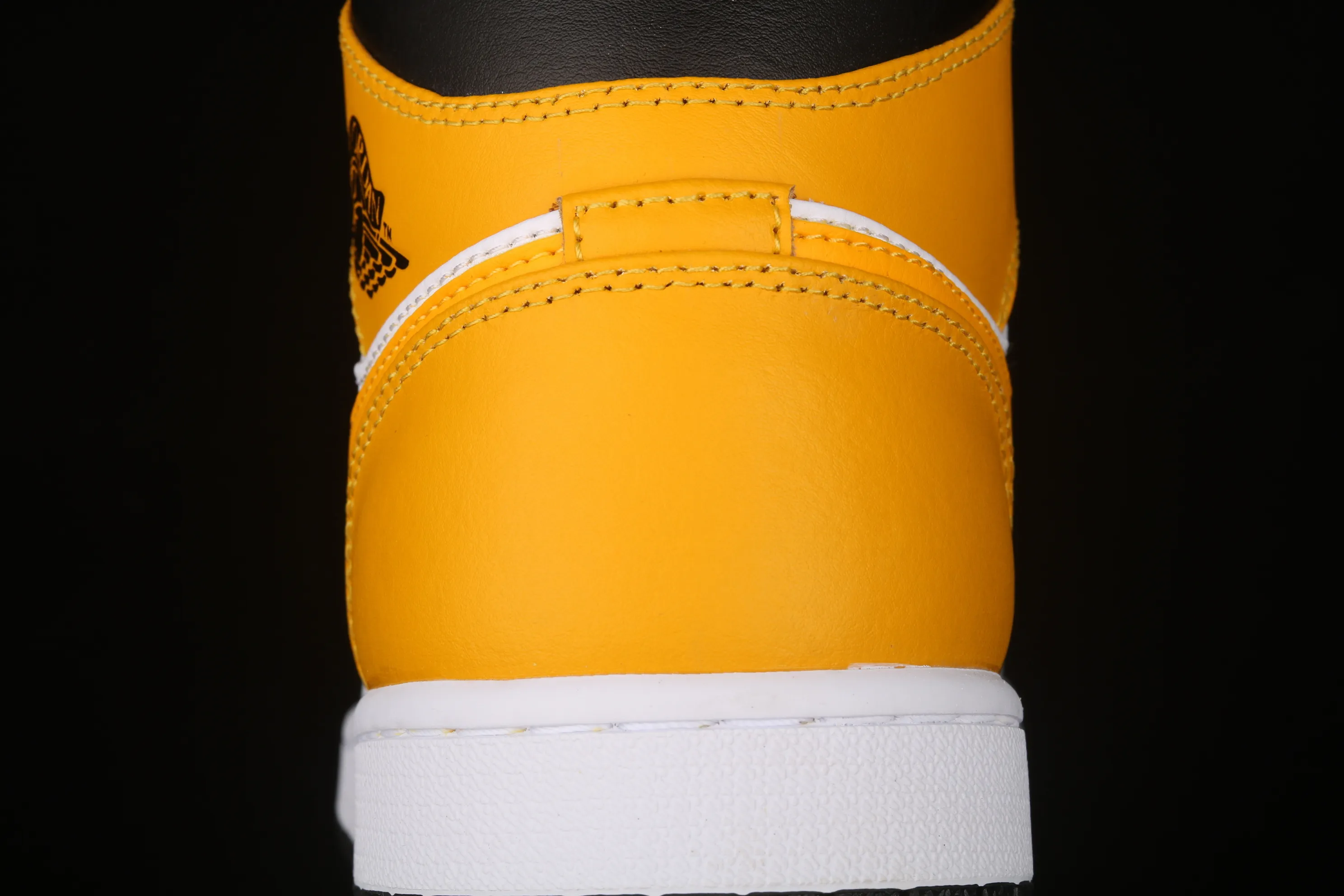 All categories Air Jordan Jordan series basketball shoes Air Jordan 1 Mid Air Jordan 1 Mid AJ1 Joe 1 white and yellow Zhongbang basketball shoes 554724-170